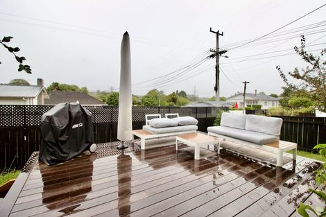 Photo of property in 2a Taipari Road, Te Atatu Peninsula, Auckland, 0610