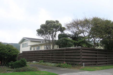Photo of property in 100 Taylor Terrace, Tawa, Wellington, 5028