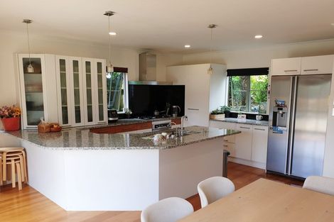 Photo of property in 15 Cayman Place, Unsworth Heights, Auckland, 0632