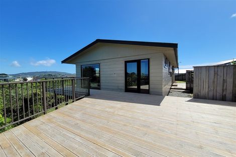 Photo of property in 10 Bayswater Place, Newlands, Wellington, 6037