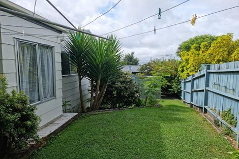 Photo of property in 15 Pokapu Street, Titirangi, Auckland, 0600