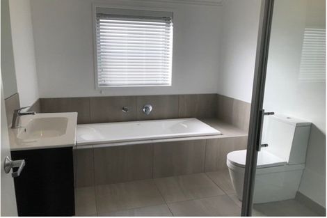 Photo of property in 19 Papa Orchard Drive, Kumeu, 0810