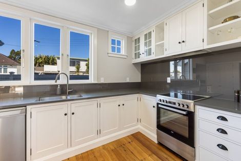 Photo of property in 26 Baring Terrace, Strandon, New Plymouth, 4312