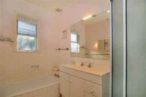 Photo of property in 10 Martin Crescent, Northcote, Auckland, 0627