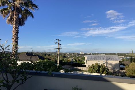 Photo of property in 7 Martin Crescent, Northcote, Auckland, 0627