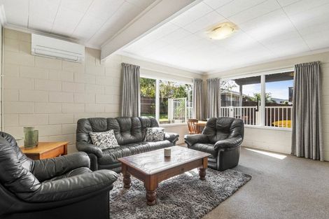Photo of property in 26 Holdaway Avenue, Northcote, Auckland, 0627