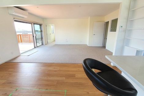 Photo of property in 3/104 East Coast Road, Forrest Hill, Auckland, 0620