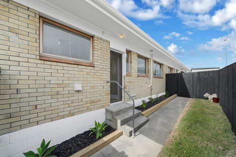 Photo of property in 2/52 Butterworth Drive, Glendene, Auckland, 0602