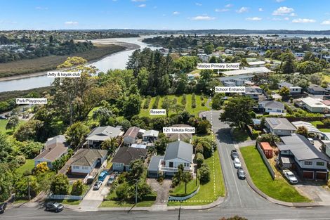 Photo of property in 121 Taikata Road, Te Atatu Peninsula, Auckland, 0610