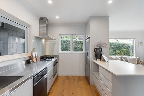 Photo of property in 318 Queens Drive, Lyall Bay, Wellington, 6022