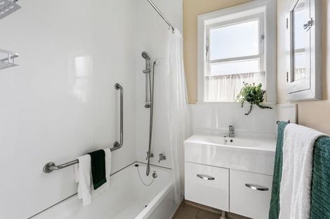 Photo of property in 27 Old Lake Road, Narrow Neck, Auckland, 0624