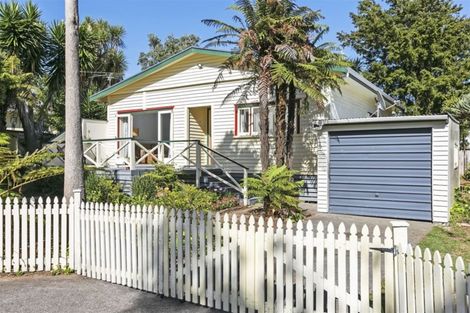 Photo of property in 18 Gill Avenue, Te Atatu Peninsula, Auckland, 0610