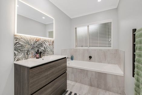 Photo of property in 13 Sandpiper Grove, Unsworth Heights, Auckland, 0632