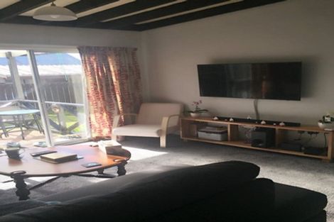 Photo of property in 17a Kingsbridge Place, Newlands, Wellington, 6037