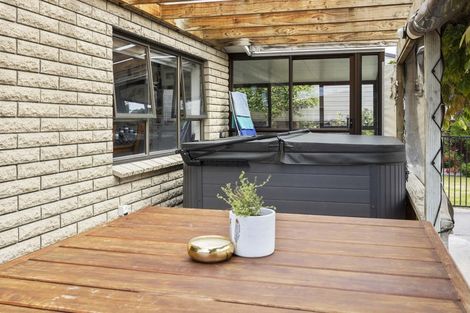 Photo of property in 10 Kamahi Avenue, Hawera, 4610