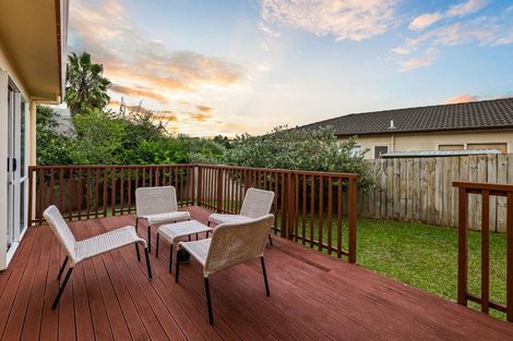 Photo of property in 13 Ginders Drive, Massey, Auckland, 0614