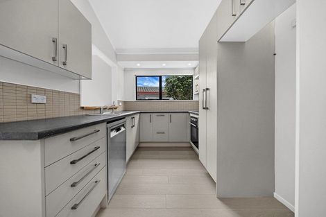 Photo of property in 77 Meadowvale Rise, Titirangi, Auckland, 0604