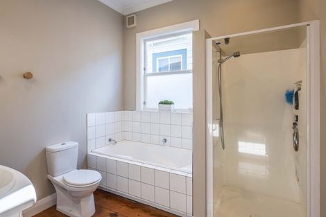 Photo of property in 90 Onepu Road, Lyall Bay, Wellington, 6022