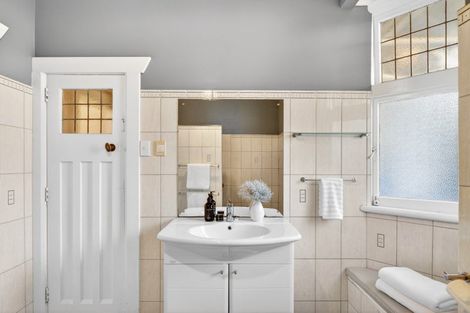 Photo of property in 60 Milton Road, Bluff Hill, Napier, 4110