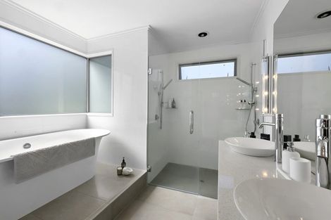 Photo of property in 10 Pendarves Street, New Plymouth, 4310