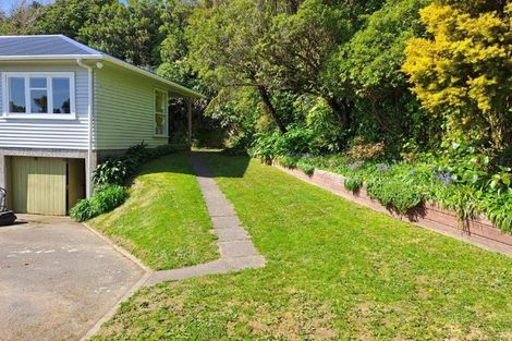 Photo of property in 102 Glanmire Road, Newlands, Wellington, 6037