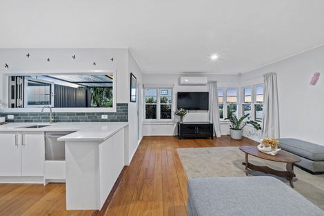 Photo of property in 1/57 Sunnyside Road, Sunnyvale, Auckland, 0612