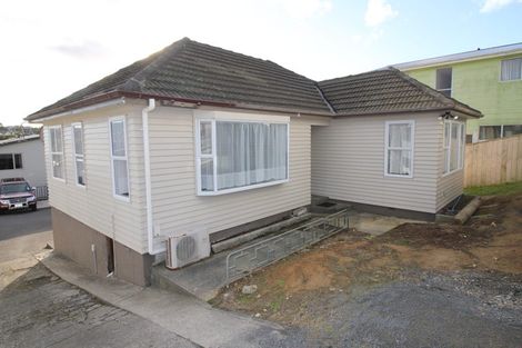 Photo of property in 13 Warrington Grove, Newlands, Wellington, 6037