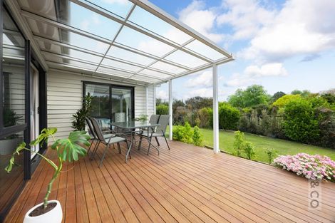 Photo of property in 15 Vogwill Road, Kumeu, 0810