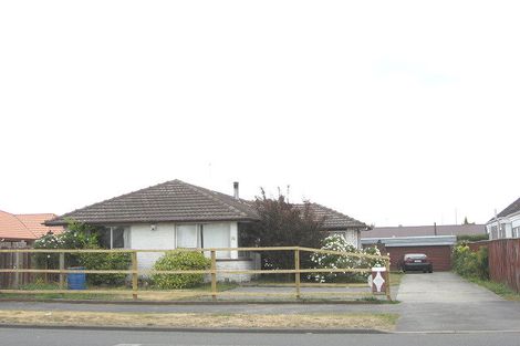 Photo of property in 32 Inwoods Road, Parklands, Christchurch, 8083