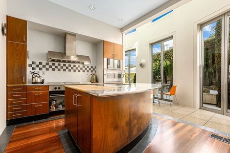 Photo of property in 6 Wesley Road, Kelburn, Wellington, 6012