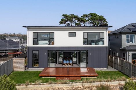 Photo of property in 28 Queen Charlotte Drive, Aotea, Porirua, 5024