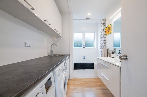 Photo of property in 13 Peachgrove Road, Te Atatu Peninsula, Auckland, 0610