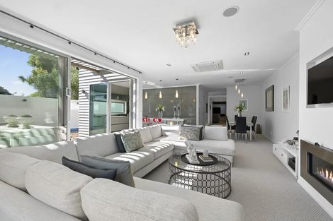 Photo of property in 10 Pendarves Street, New Plymouth, 4310