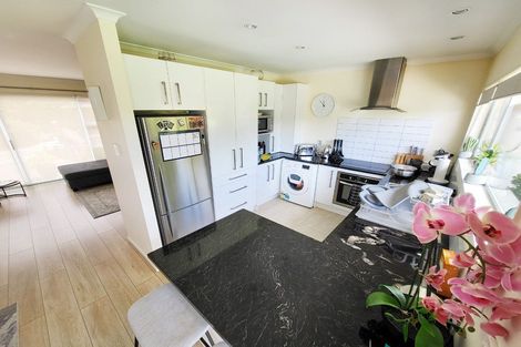 Photo of property in 18a/2 Sherwood Avenue, Te Atatu South, Auckland, 0610