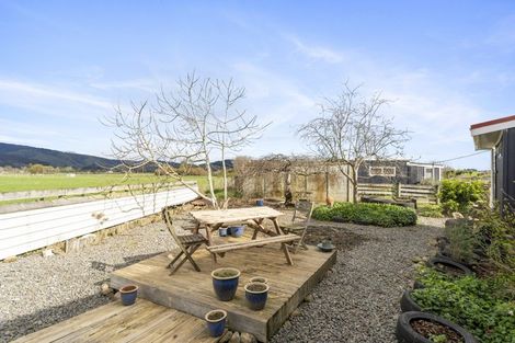 Photo of property in 103 Waikawa Beach Road, Manakau, Levin, 5573
