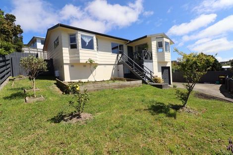 Photo of property in 3 Fernhaven Grove, Newlands, Wellington, 6037