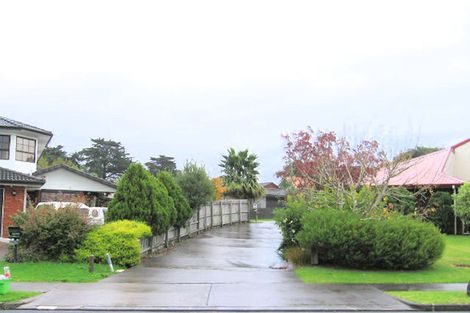 Photo of property in 11 Pinewood Grove, Botany Downs, Auckland, 2010