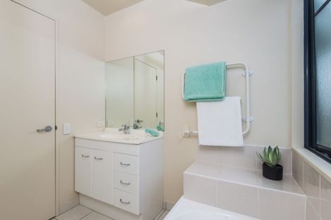 Photo of property in 2 Samuel Parnell Road, Karori, Wellington, 6012