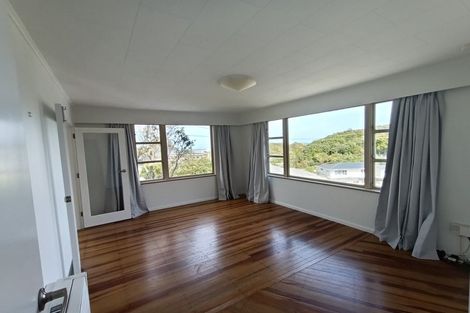 Photo of property in 29 Miles Crescent, Newlands, Wellington, 6037