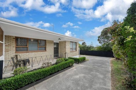 Photo of property in 2/52 Butterworth Drive, Glendene, Auckland, 0602