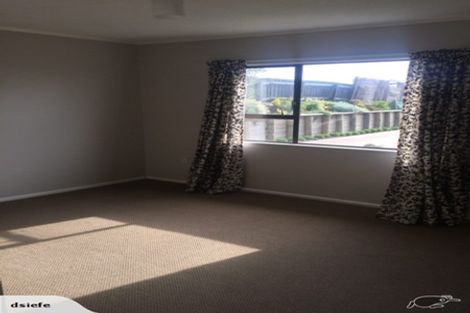 Photo of property in 18 Rice Crescent, Newlands, Wellington, 6037