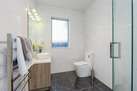 Photo of property in 10 Ian Gordon Lane, Orewa, 0931