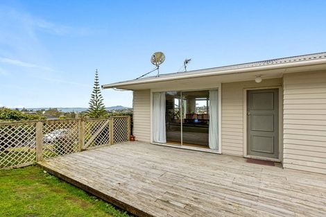 Photo of property in 11 Barker Rise, Northcross, Auckland, 0632