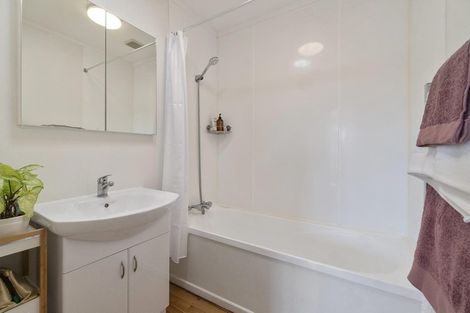 Photo of property in 4 Glenford Lane, Te Atatu Peninsula, Auckland, 0610