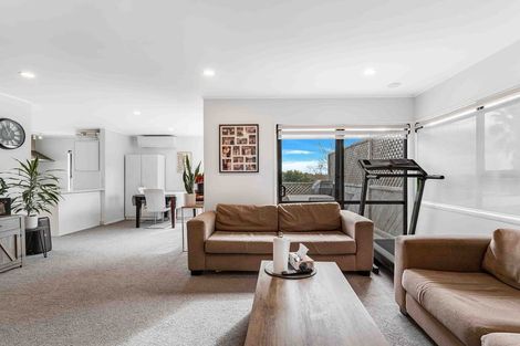 Photo of property in 12 Merida Place, Unsworth Heights, Auckland, 0632