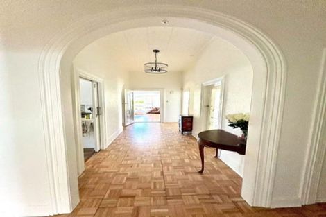 Photo of property in 76 Onewa Road, Northcote Point, Auckland, 0627