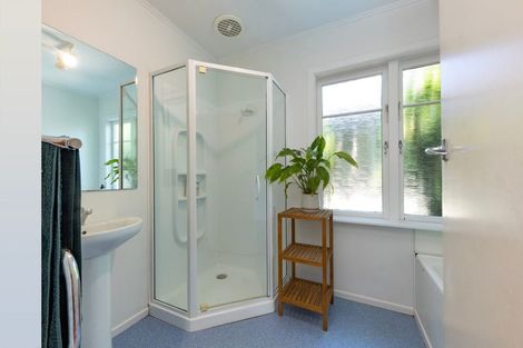 Photo of property in 25 Taipari Road, Te Atatu Peninsula, Auckland, 0610