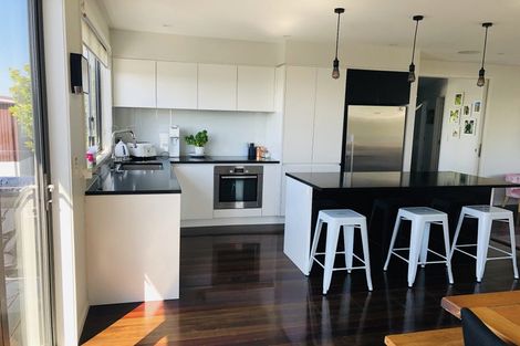 Photo of property in 560 Beach Road, Rothesay Bay, Auckland, 0630