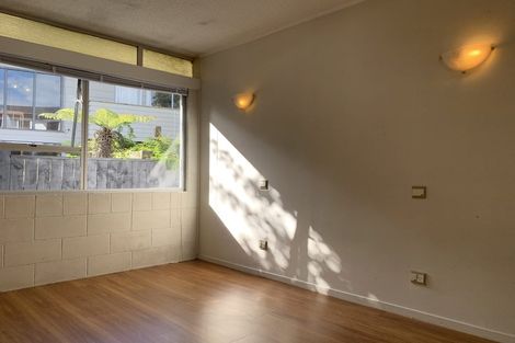 Photo of property in 60 Chelsea View Drive, Chatswood, Auckland, 0626