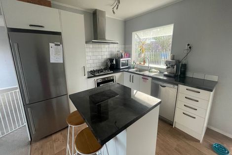 Photo of property in 16 Evesham Place, Newlands, Wellington, 6037